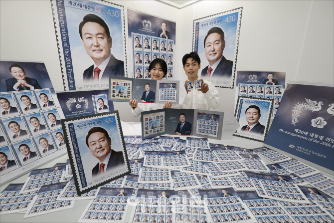 [포토]'윤석열 대통령 취임 기념우표 선보이는 우정사업본부'