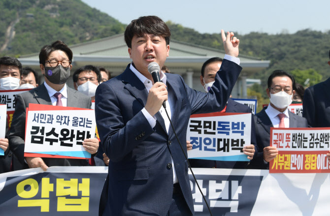 이준석 "김인철 자진사퇴 판단 존중…與 무리한 공세엔 맞설 것"