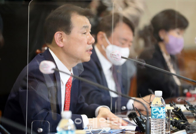 [포토]17개 국내은행 은행장들과 간담회 갖는 정은보 금감원장