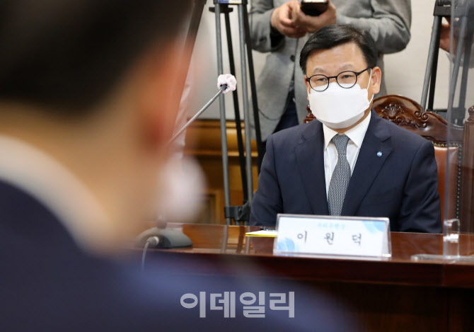 [포토]정은보 금감원장 발언 경청하는 이원덕 우리은행장