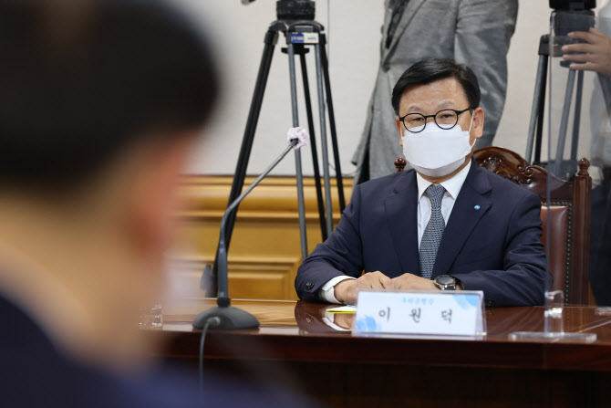 “죄송하다” 고개숙인 이원덕 우리은행장…‘책임론’엔 묵묵부답(종합2보)