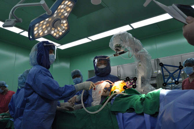 [굿클리닉]인공관절 수술 노하우 20년.정교한 로봇 팔 '합작'... 고령환자도 'OK'