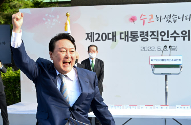 尹 “국정운영 잘 될 것”…安 “계속 정권연장”
