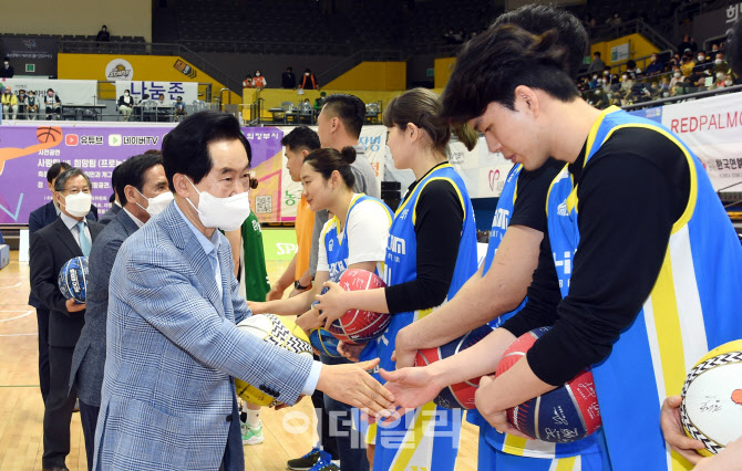 [포토]한기범 희망농구 자선대회 참석한 안병용 의정부시장