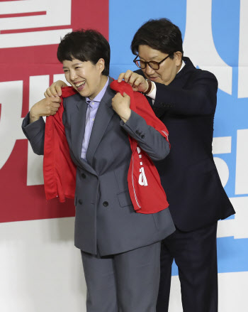 어버이날 맞은 김은혜 "어르신 임플란트 무상지원 확대"