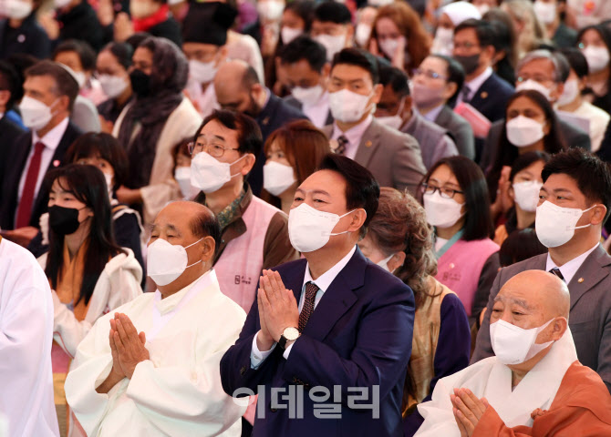 [포토]윤석열 당선인, 부처님 오신날 법요식 참석