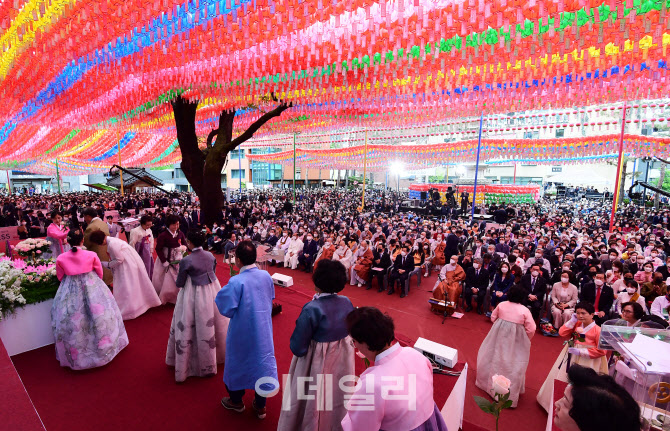 [포토]부처님 오신날 법요식 헌화