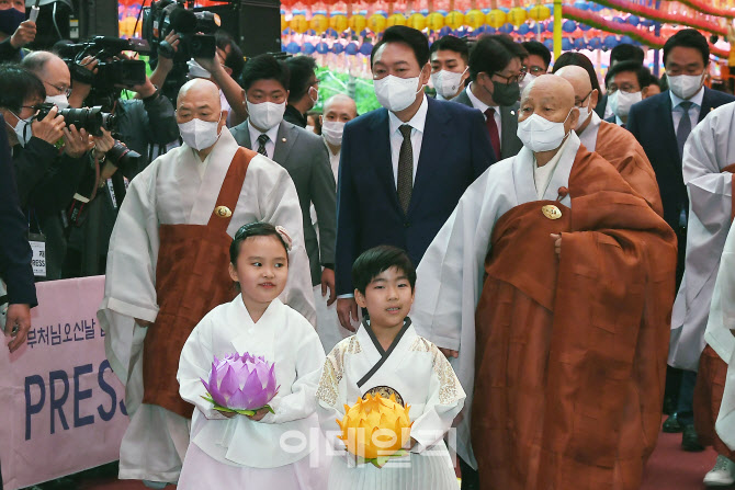 [포토]부처님 오신날 법요식 참석하는 윤석열 당선인