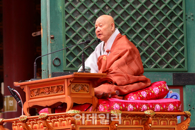 [포토]부처님 오신날 법요식에서 법어하는 조계종 종정 성파스님