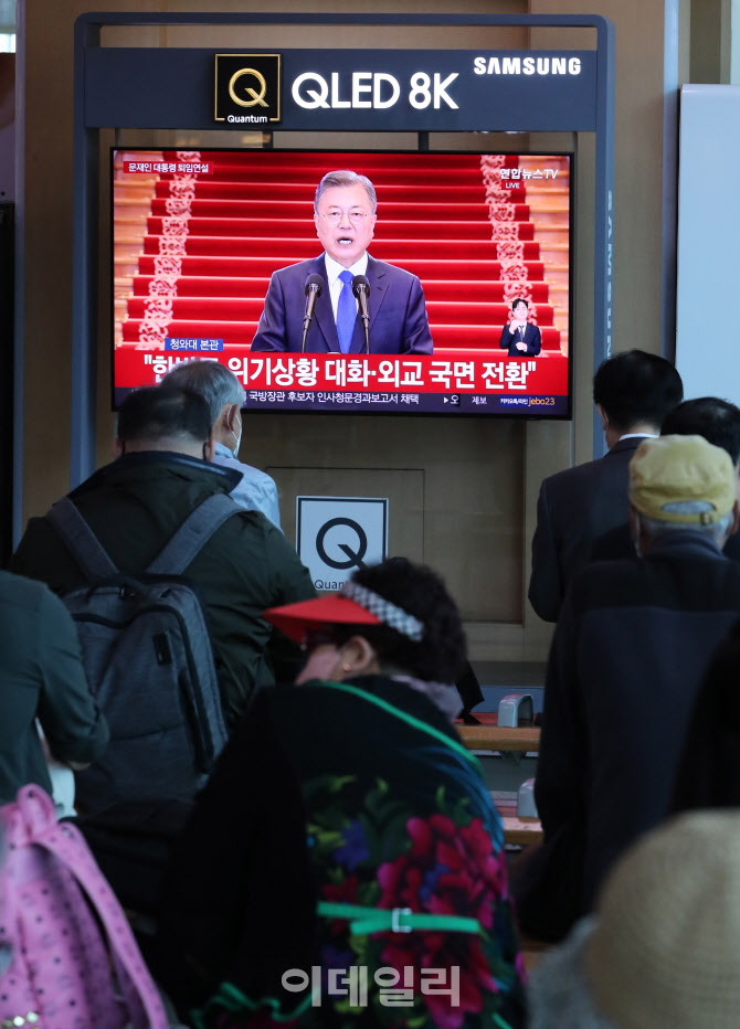 [포토]문 대통령, 퇴임 연설…"국민도, 정부도, 대통령도 고생 많았다"