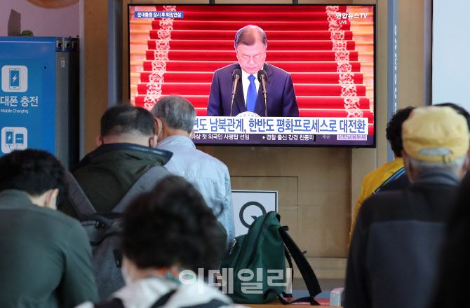 [포토]퇴임연설에 앞서 인사하는 문재인 대통령