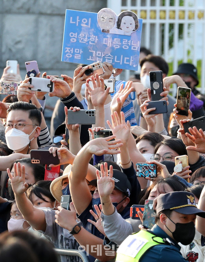 [포토]문재인 대통령에게 인사하는 시민들