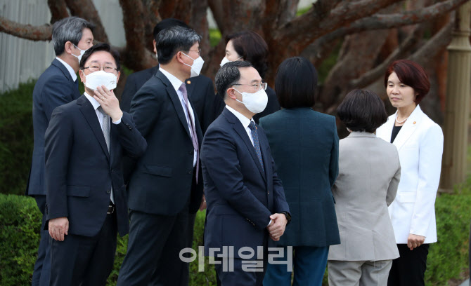 [포토]퇴임하는 문재인 대통령 기다리는 국무위원들