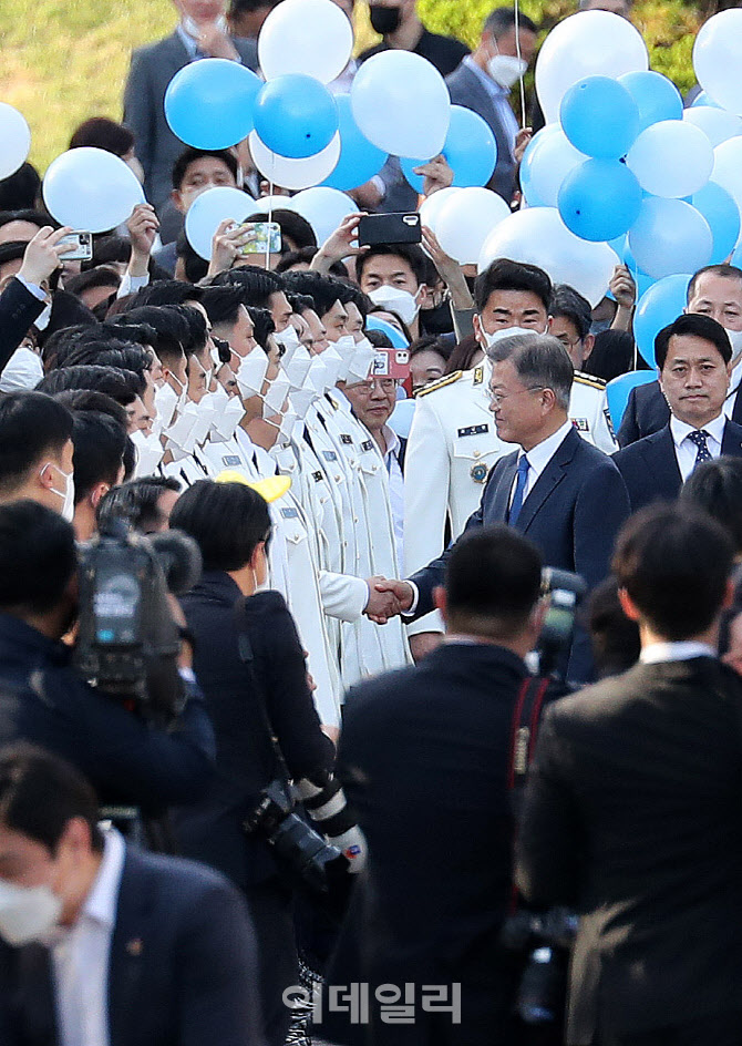 [포토]배웅받으며 청와대 나서는 文 대통령