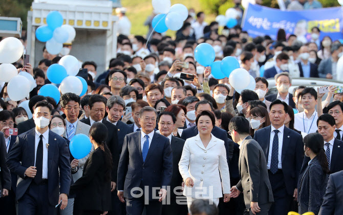 [포토]배웅받으며 청와대 나서는 文 대통령 내외