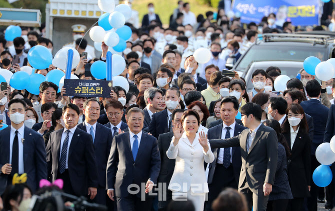 [포토]청와대 나서며 시민들 환호받는 文 대통령 내외