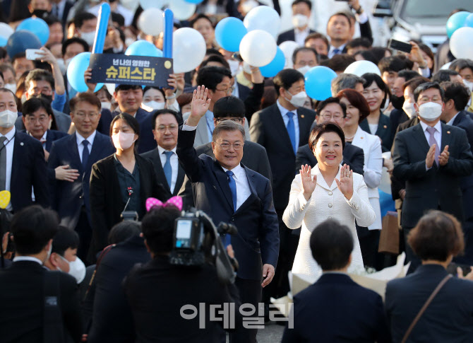 [포토]박수받으며 떠나는 문재인 대통령 내외