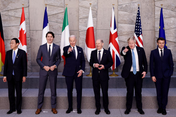 러 목줄 더 조인다…G7, 러 석유 수입 단계적 중단