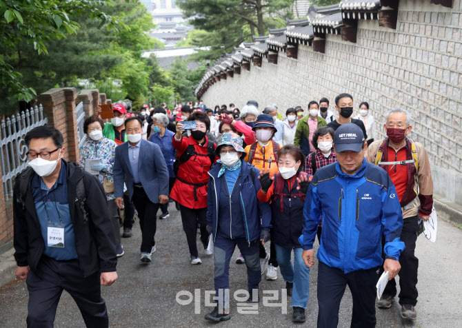 [포토] 청와대 등산로 찾은 시민들