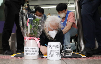 "잘사는 나라 만들어 달라"…봄날 기대 넘치는 尹취임식