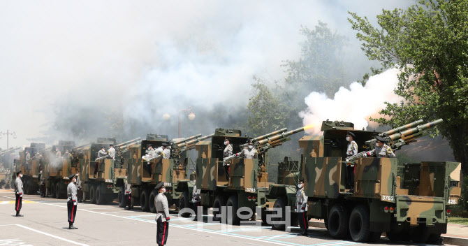 [포토]윤석열 제20대 대통령 취임 축하 예포발사하는  K105AI 차륜형 자주포