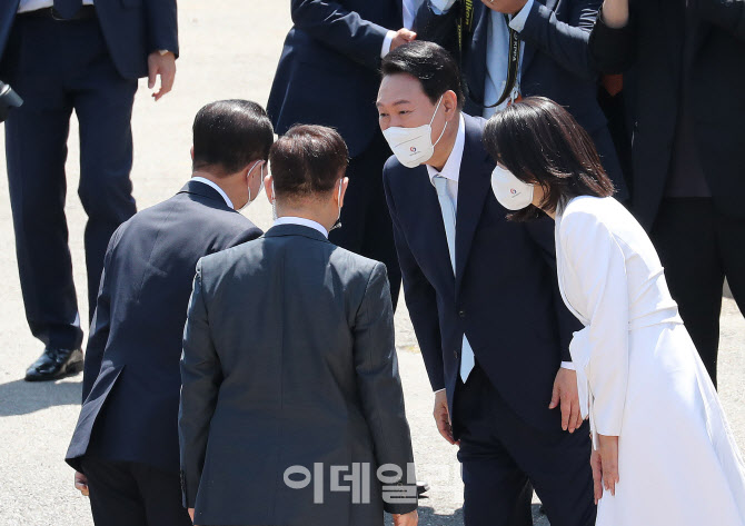 [포토]박주선 대통령취임준비위원장과 인사 나누는 윤석열 대통령-김건희 여사