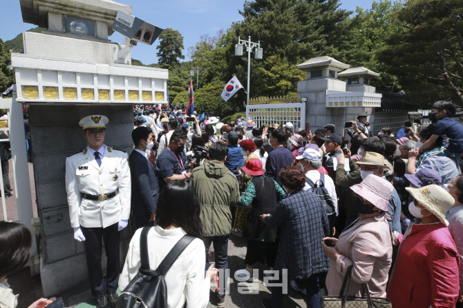 [포토]청와대 정문을 지나 입장하는 시민들