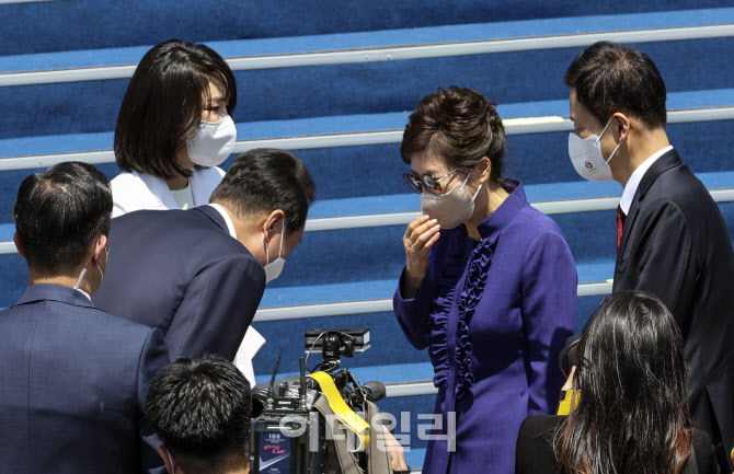 [포토]'박근혜 전 대통령에 허리숙여 인사하는 윤석열'