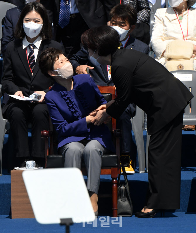 [포토]'인사 나누는 박근혜-김윤옥'