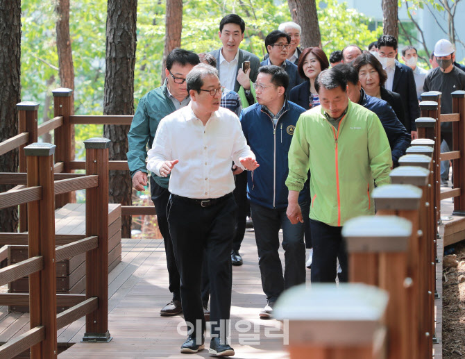 [포토]화도근린공원 조성사업 점검하는 조광한 남양주시장