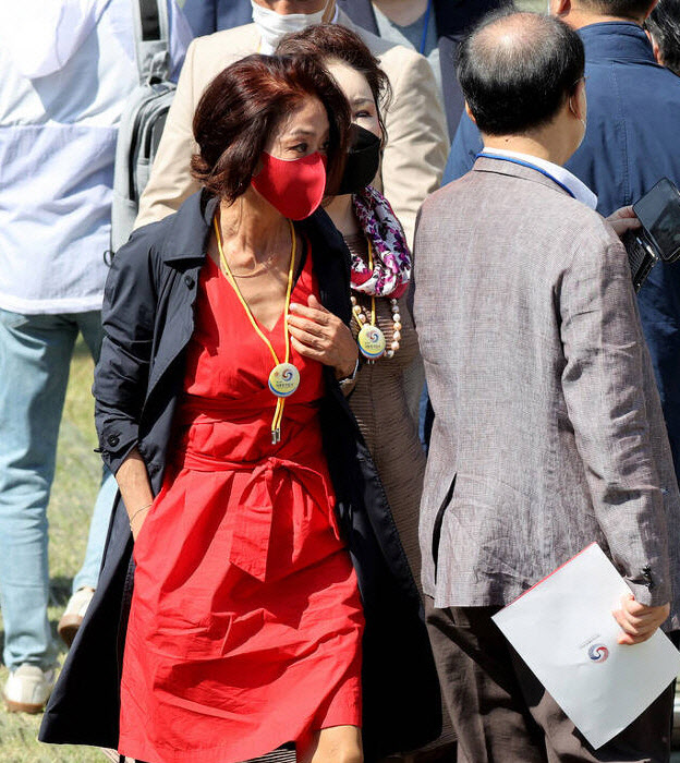 '지지표명→철회→찬조연설' 갈팡질팡 김부선씨, 대통령 취임식 참석