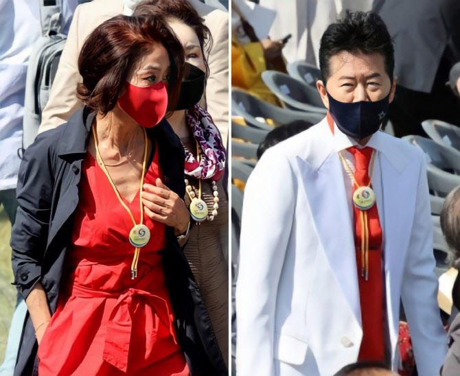 ‘빨간 드레스’ 김부선, ‘빨간 넥타이’ 태진아… 별들의 취임식 패션