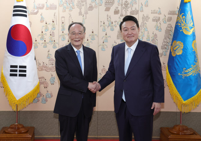 시진핑에 방중 초청 받은 尹…첫날부터 미·중·일 외교전 시작(종합)