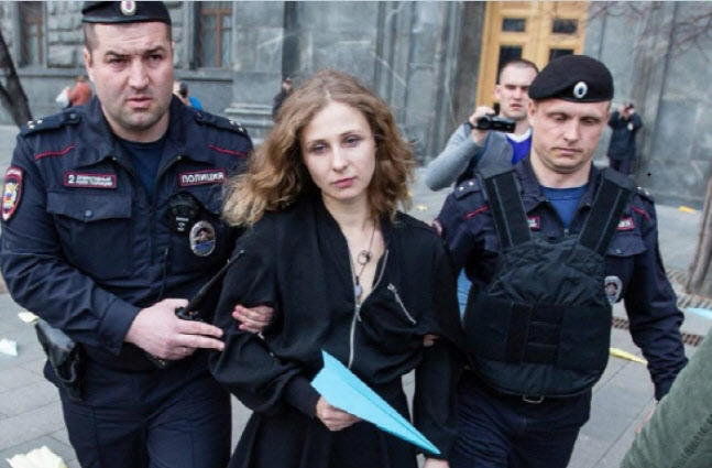 푸틴 '눈엣가시' 러시아 여성 로커…가택연금 중'국외 탈출'