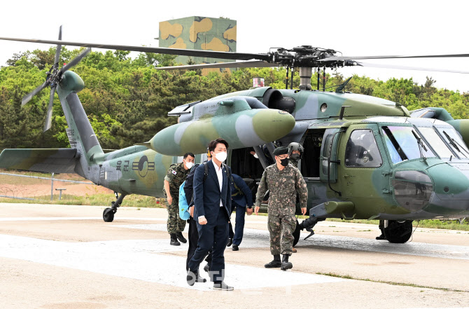 [포토]백령도 해병대 제6여단 방문한 이준석 국민의힘 대표