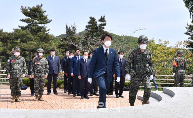 [포토]천안함 46용사 위령탑에 참배하는 이준석 국민의힘 대표