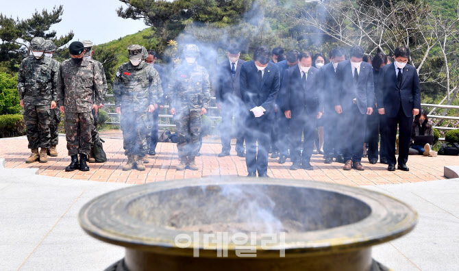 [포토]이준석 국민의힘 대표, 천안함 46용사 위령탑에 참배