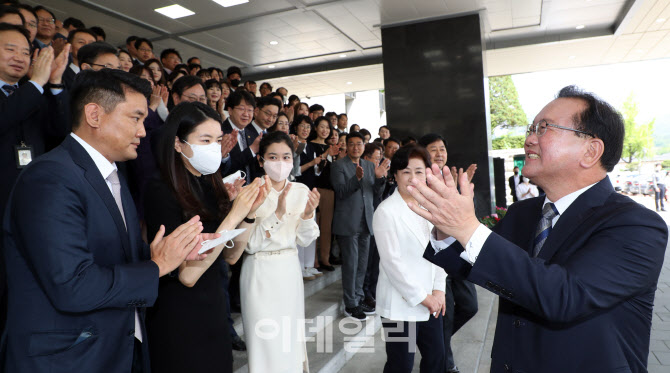 [포토]직원들과 마지막 인사 나누는 김부겸 국무총리