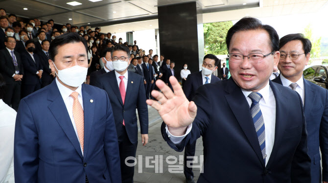 [포토]직원들과 인사 나누는 김부겸 국무총리