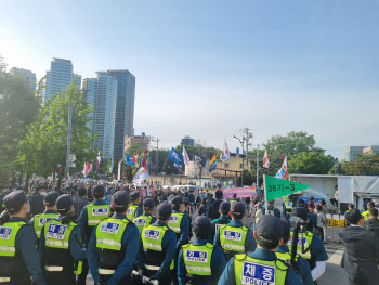 대통령 집무실 앞 첫 집회행진에…시민들 “안전사고 날까 겁나”