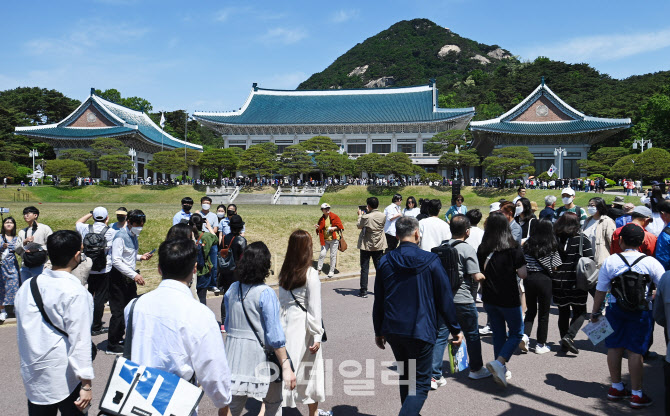 [포토]인파로 북적이는 청와대 경내