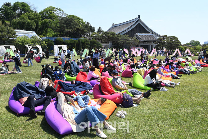 [포토]청와대에 누워서 즐기는 봄