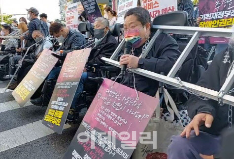 거리에 선 전장연, 신용산→삼각지역 출근길 도로 행진