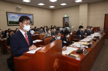 배달기사 산재보상 쉽게…`尹 국정과제` 전속성 폐지법 환노위 통과