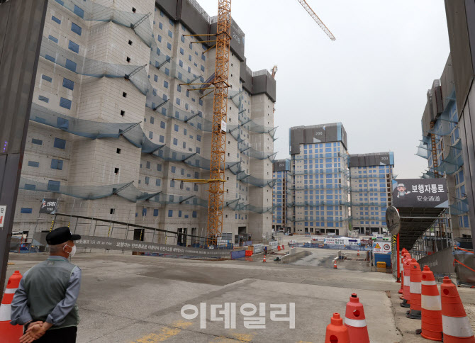[포토]해체작업에 들어간 둔촌주공단지 타워크레인