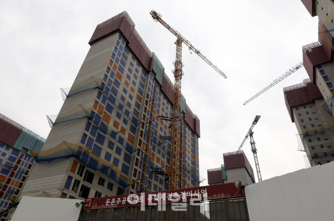 [포토]공사 멈춘 둔촌주공, 타워크레인 해체 시작