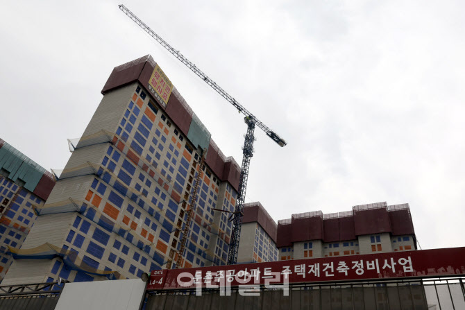 [포토]‘조합-건설사 갈등’ 둔촌주공, 타워크레인 해체작업 시작
