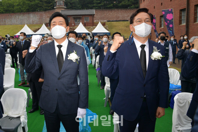 [포토]임을 위한 행진곡 제창하는 서울시장 후보들
