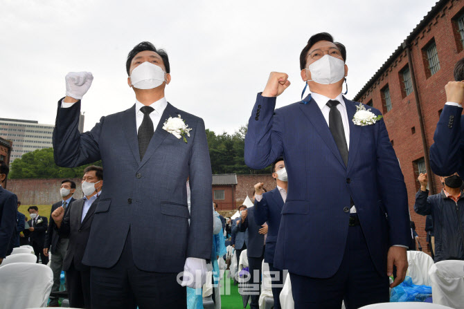 [포토]서울시장 후보, 임을 위한 행진곡 제창