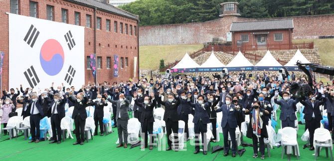 [포토]5·18 민중항쟁 제42주년 서울기념식, 만세 부르는 참석자들